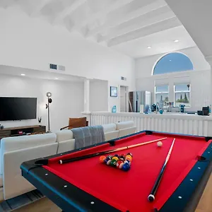  Holiday home Chic Uptown - Pool Table & Perfect Location United States